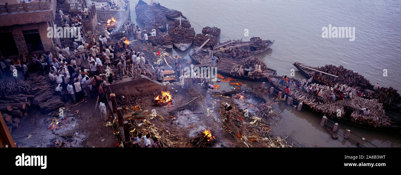 Hohe Betrachtungswinkel von Trauernden eine Feuerbestattung, Varanasi, Uttar Pradesh, Indien Stockfoto