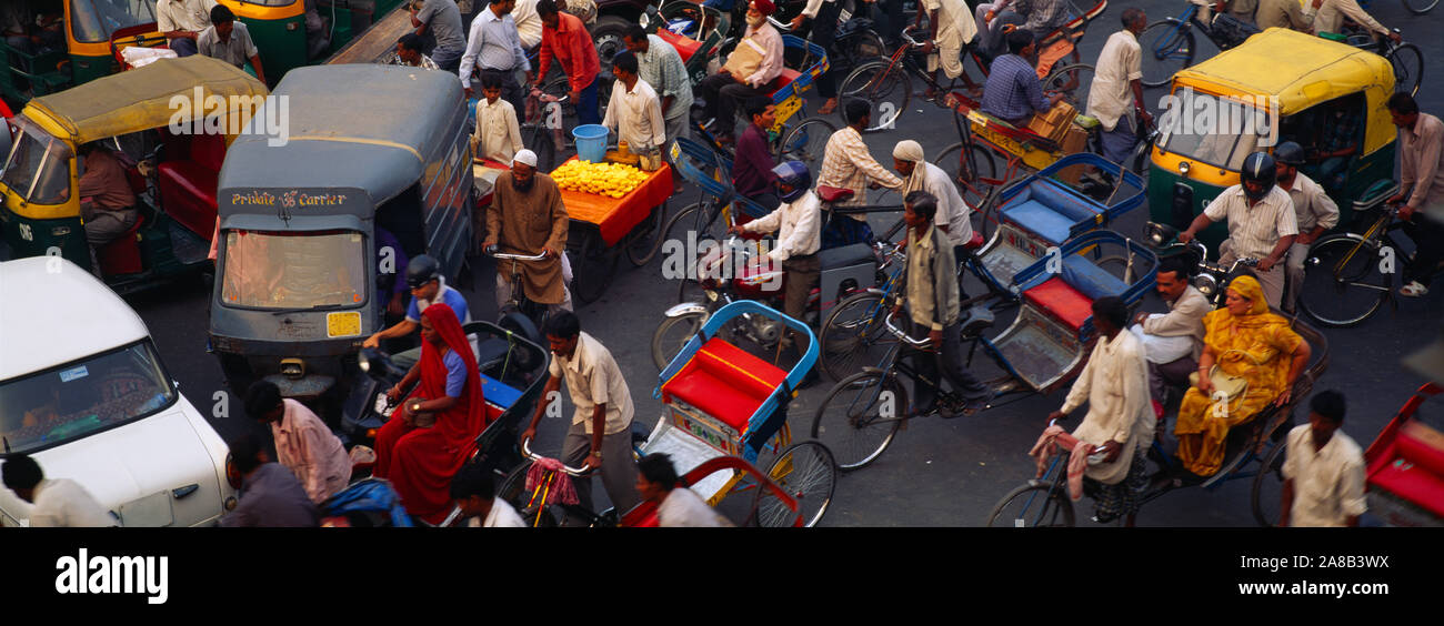Hohe Betrachtungswinkel und der Verkehr auf der Straße, Old Delhi, Delhi, Indien Stockfoto