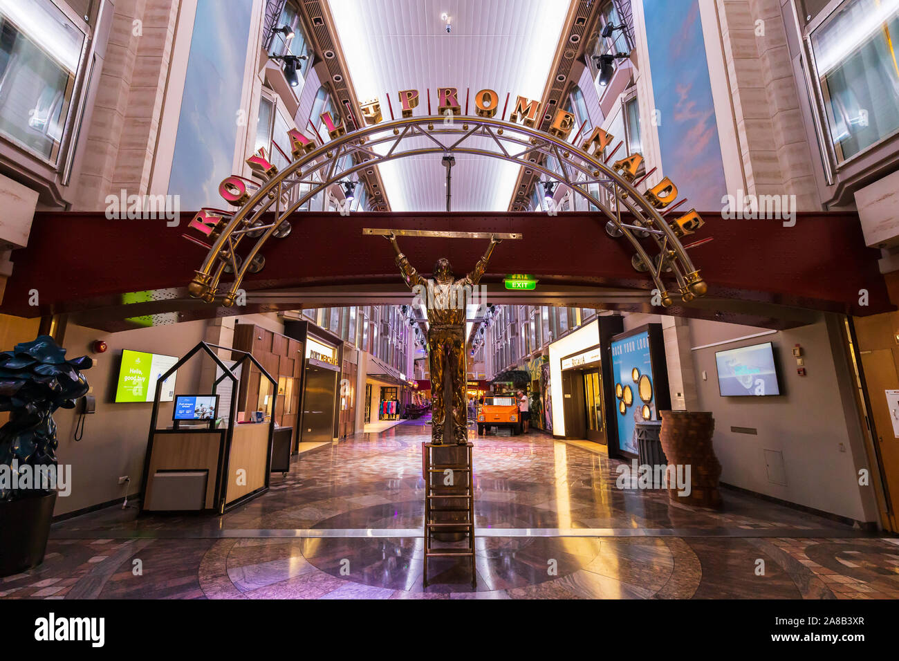 Die Royal Promenade, an Bord eines Royal Caribbean Cruise Ship, verfügt über mehrere Restaurants und Geschäfte zum Einkaufen in für die Gäste an Bord. Stockfoto