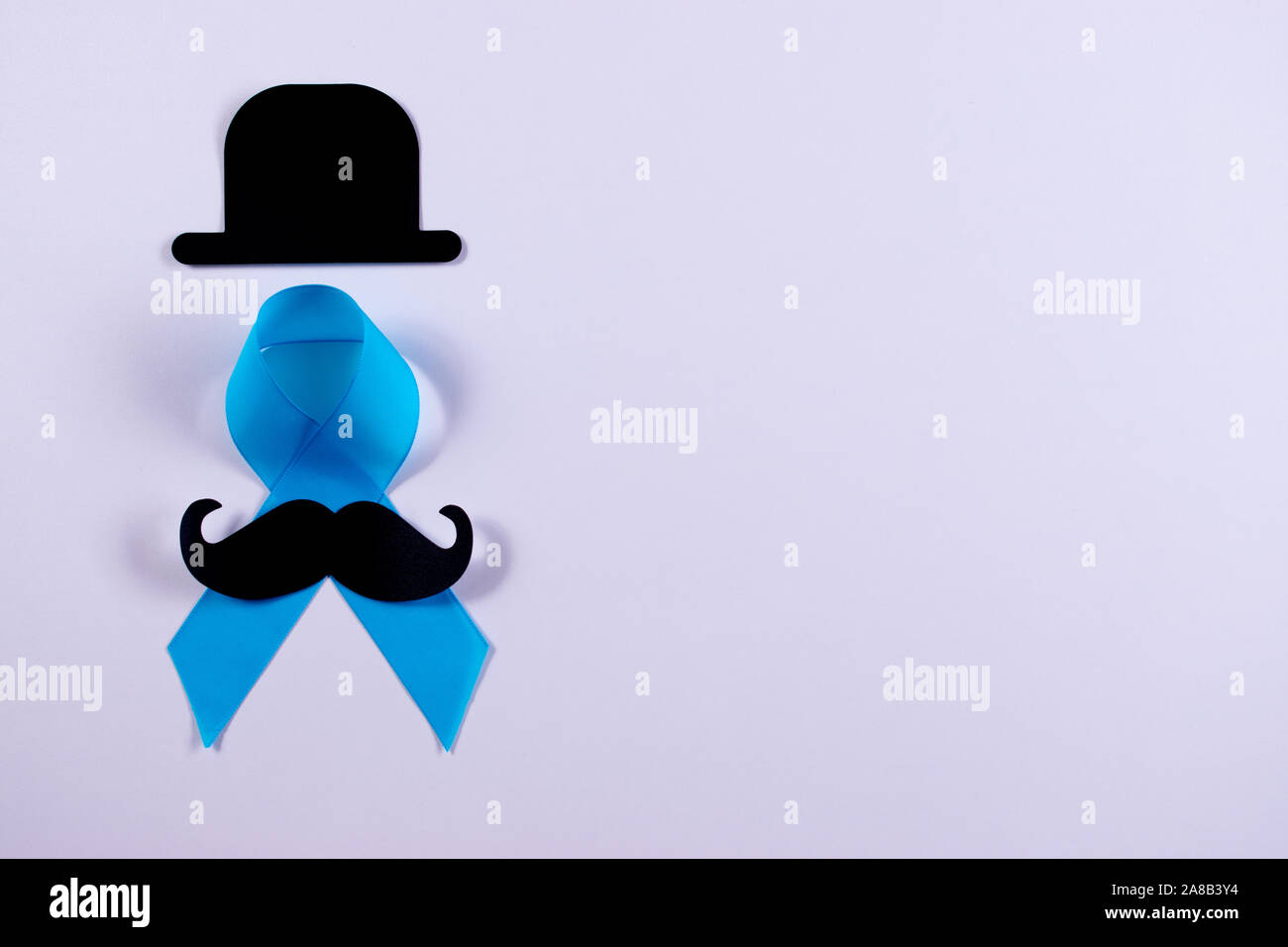 Prostatakrebs Bewusstsein, Light Blue Ribbon mit Schnurrbart und Hut auf weißem Hintergrund mit kopieren. Stockfoto