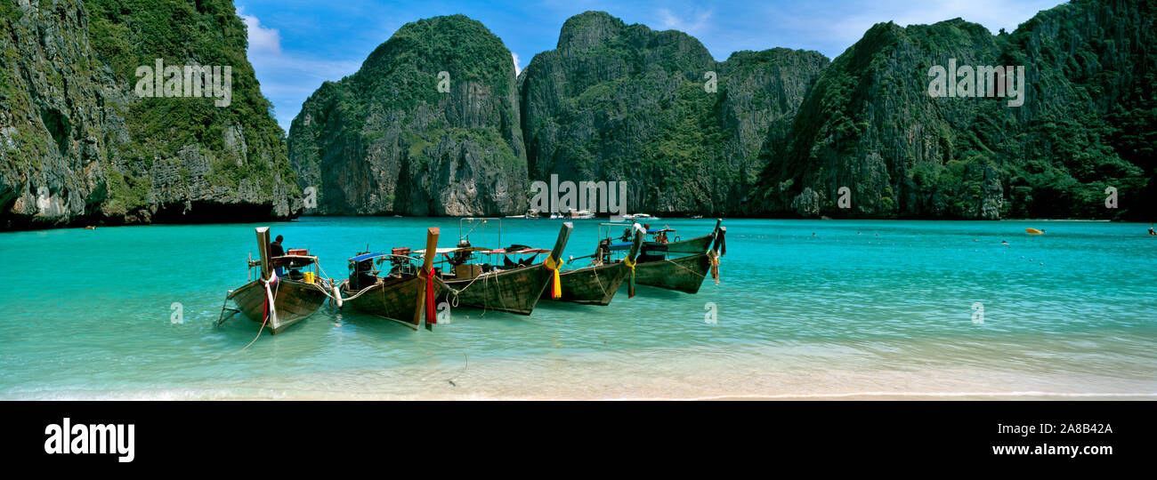 Longtail Boote im Meer, Maya Bay, Phi Phi Le, Thailand Stockfoto
