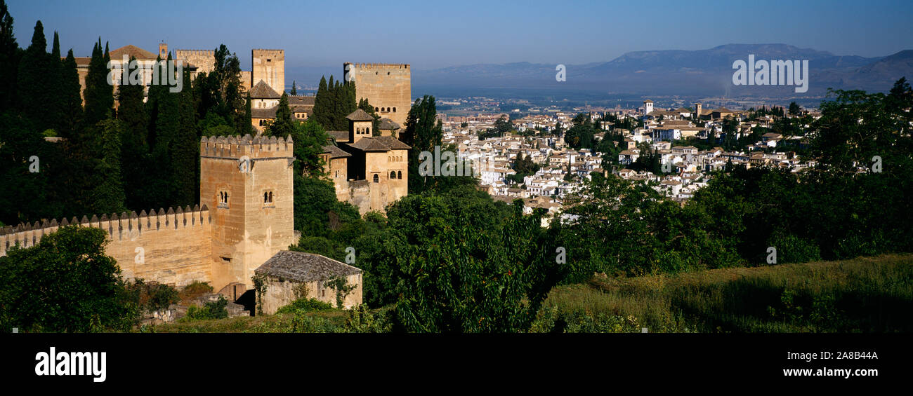 Hohe Betrachtungswinkel und der Palast mit einer Stadt im Hintergrund, Alhambra, Granada, Andalusien, Spanien Stockfoto