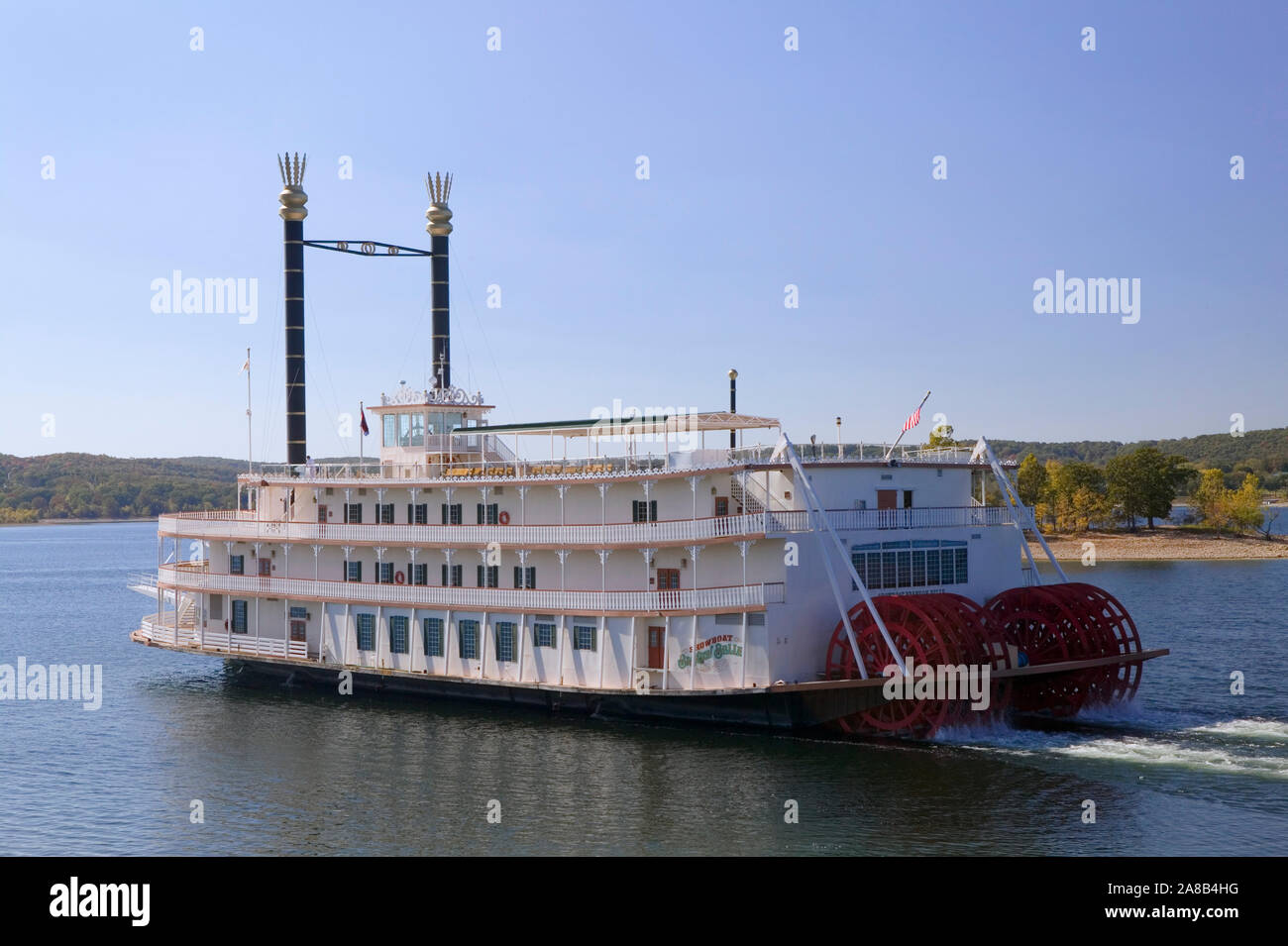 Tretboot bewegt sich in einem See, Showboat Branson Belle, Lake Taneycomo, Branson, Missouri, USA Stockfoto