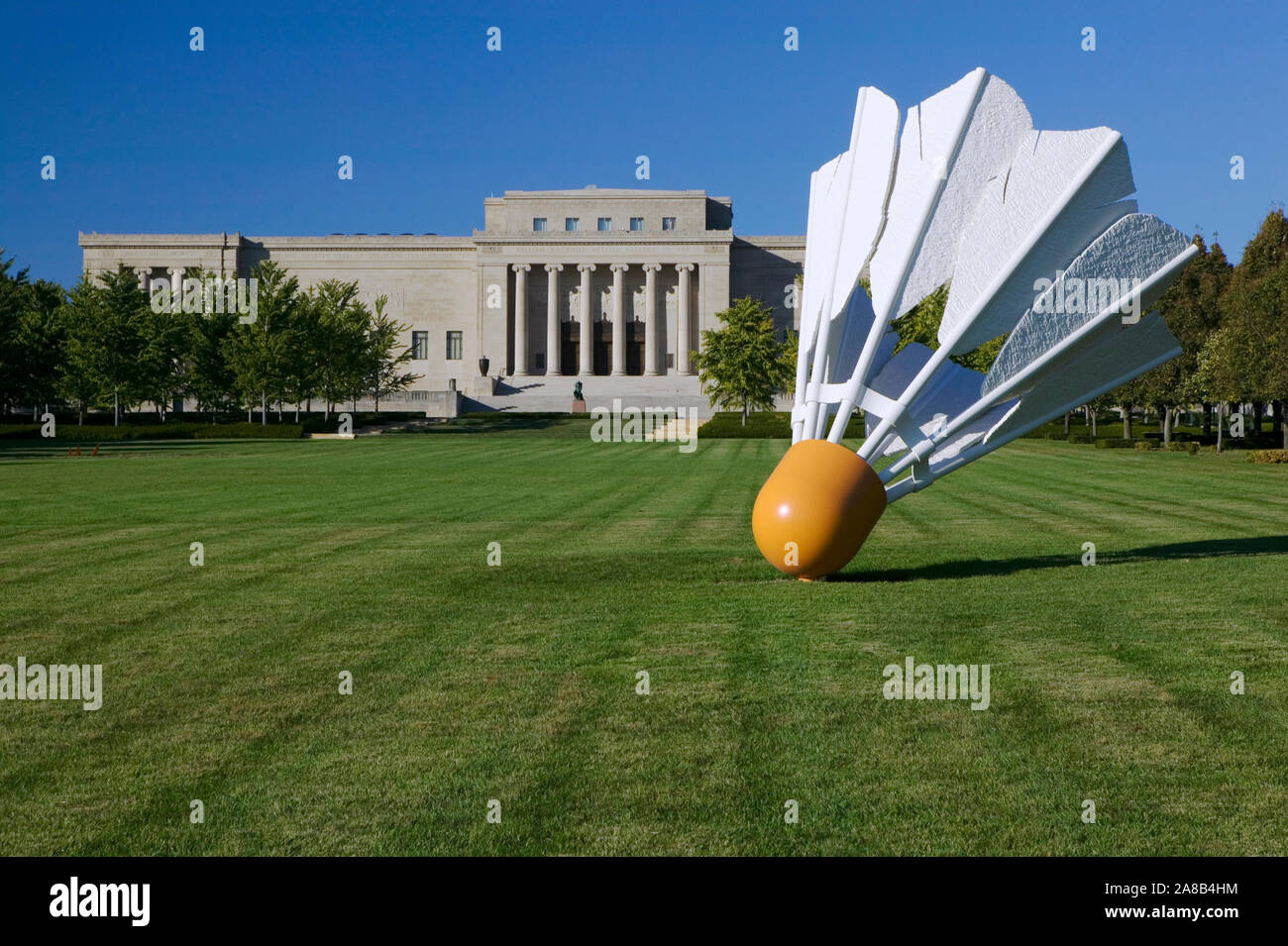 Gaint Federball Skulptur vor einem Museum, Nelson Atkins Museum, Kansas City, Missouri, USA Stockfoto