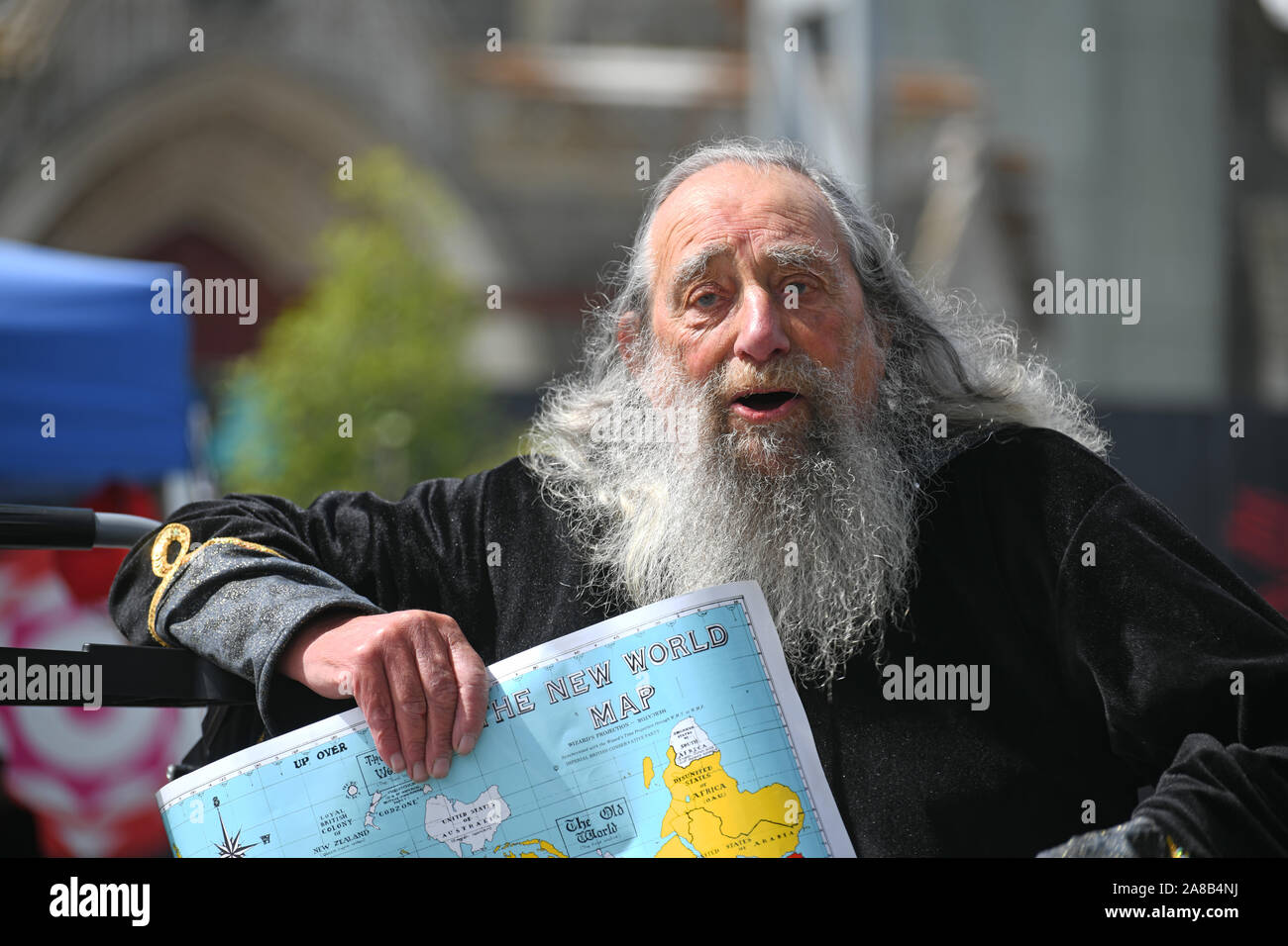 CHRISTCHURCH, NEUSEELAND, 12. Oktober 2019: Der Zauberer von Christchurch am Cathedral Square spricht mit einer Masse von Touristen und Zuschauer. Stockfoto