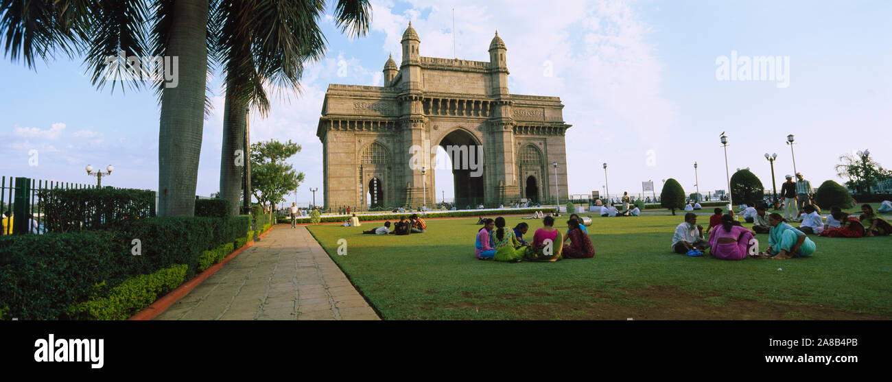 Touristische vor einem Denkmal, Gateway of India, Mumbai, Maharashtra, Indien Stockfoto