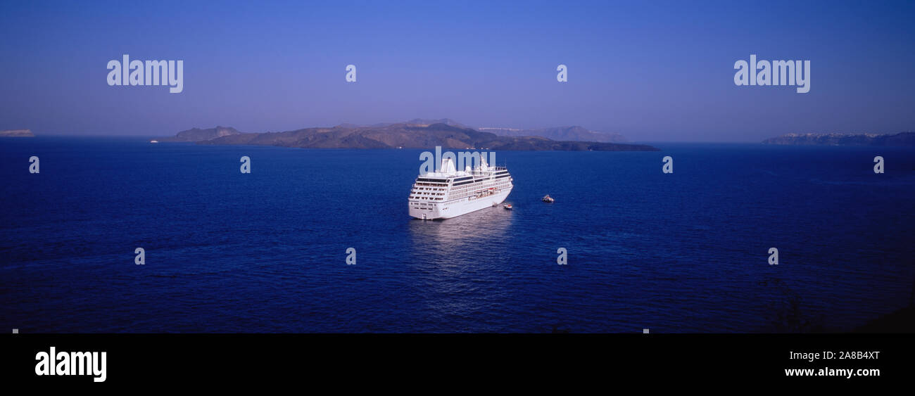 Hohe Betrachtungswinkel von einem Schiff in das Meer, die Caldera von Santorin, Griechenland Stockfoto