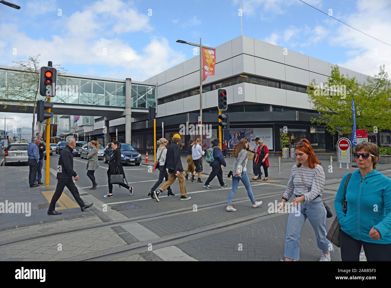 CHRISTCHURCH, NEUSEELAND, Oktober 12, 2019: die Menschen Überqueren einer Kreuzung in der Innenstadt von Christchurch City Stockfoto