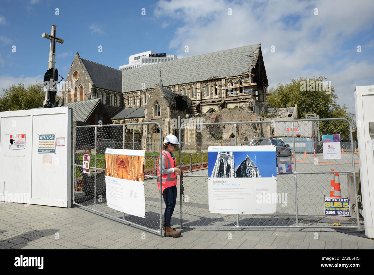 CHRISTCHURCH, NEUSEELAND, Oktober 12, 2019: Ein Ingenieur in der anglikanischen Kathedrale compound im Zentrum von Christchurch als Restaurierung beginnt zu Stockfoto