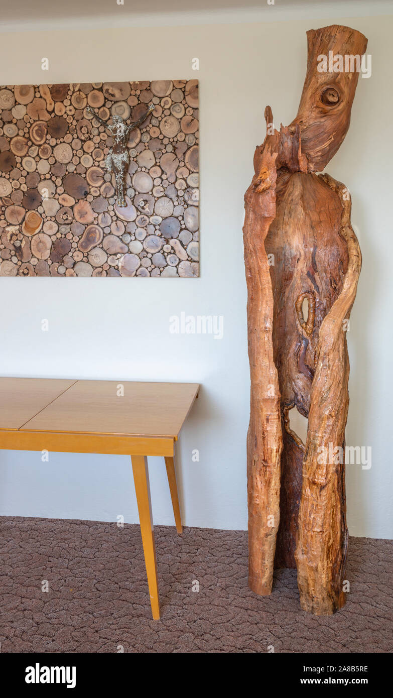 Die großen modernen alten Holz Dekorative Kirschbaum Skulptur - turnk. Stockfoto