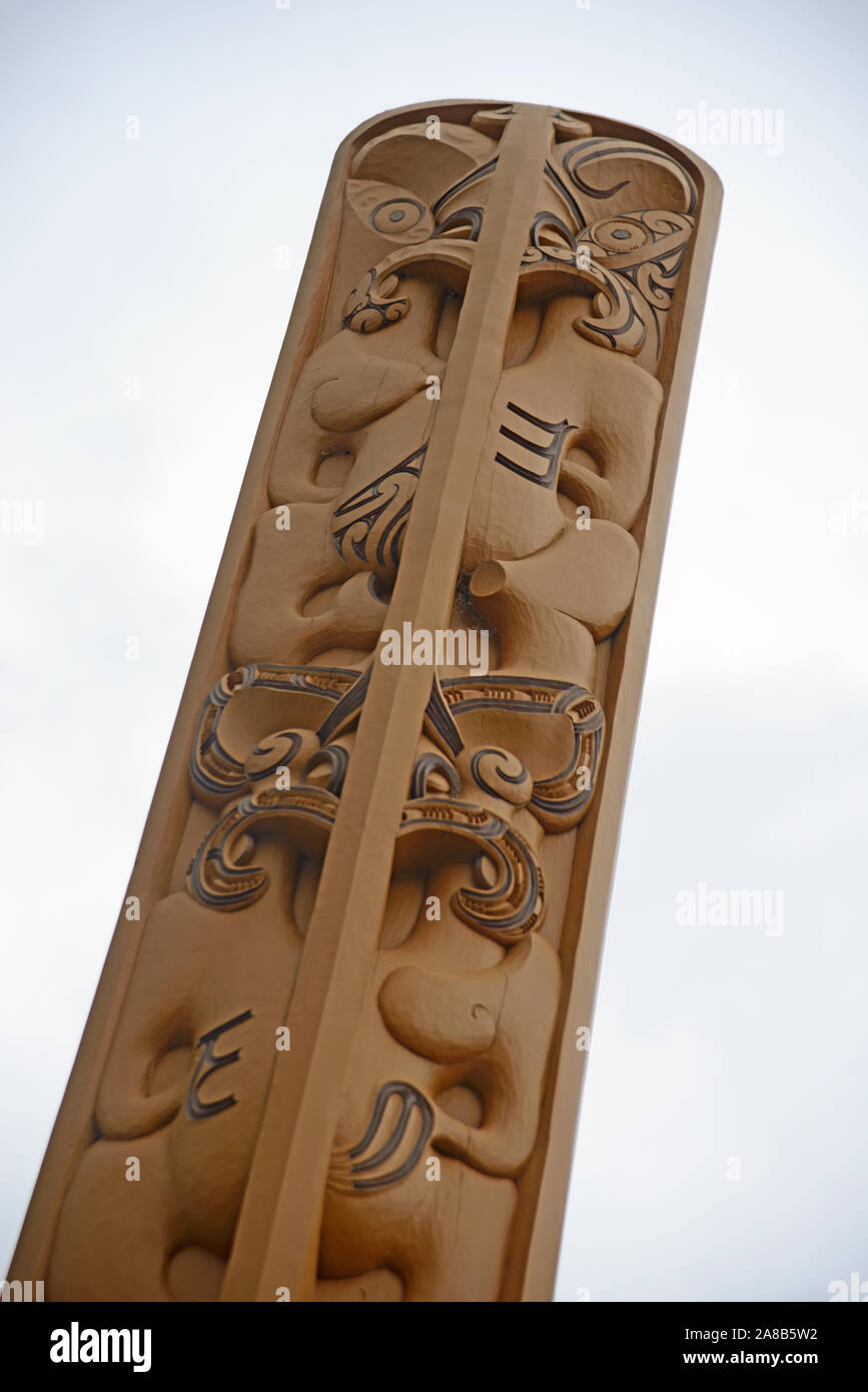 CHRISTCHURCH, NEUSEELAND, Oktober 11, 2019: ein geschnitzter Maori totem steht am Eingang zum Gebäude des Rates der Stadt Christchurch, Neuseeland Stockfoto