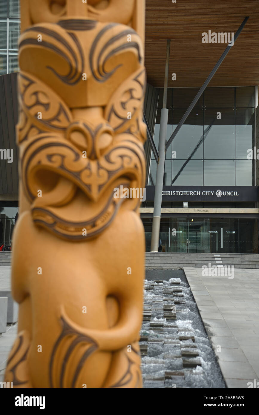 CHRISTCHURCH, NEUSEELAND, Oktober 11, 2019: ein geschnitzter Maori totem steht am Eingang zum Gebäude des Rates der Stadt Christchurch, Neuseeland Stockfoto