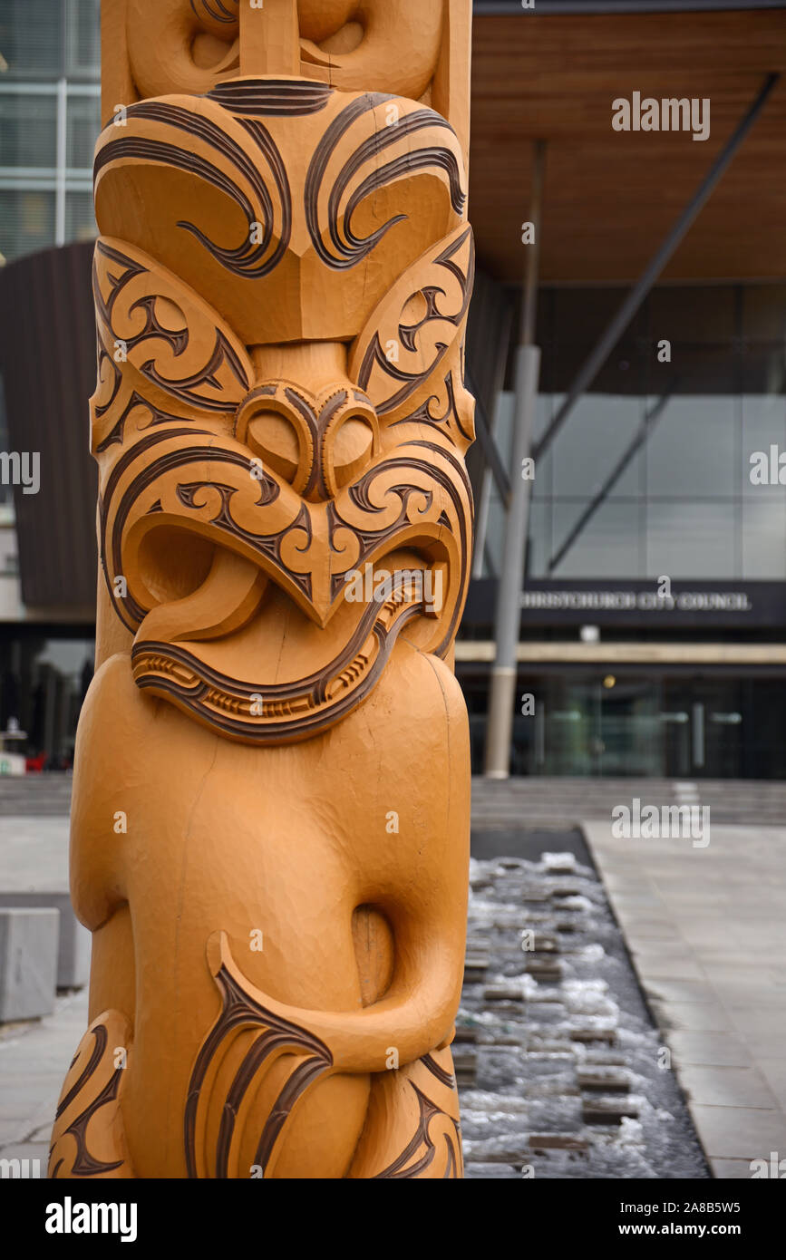 CHRISTCHURCH, NEUSEELAND, Oktober 11, 2019: ein geschnitzter Maori totem steht am Eingang zum Gebäude des Rates der Stadt Christchurch, Neuseeland Stockfoto