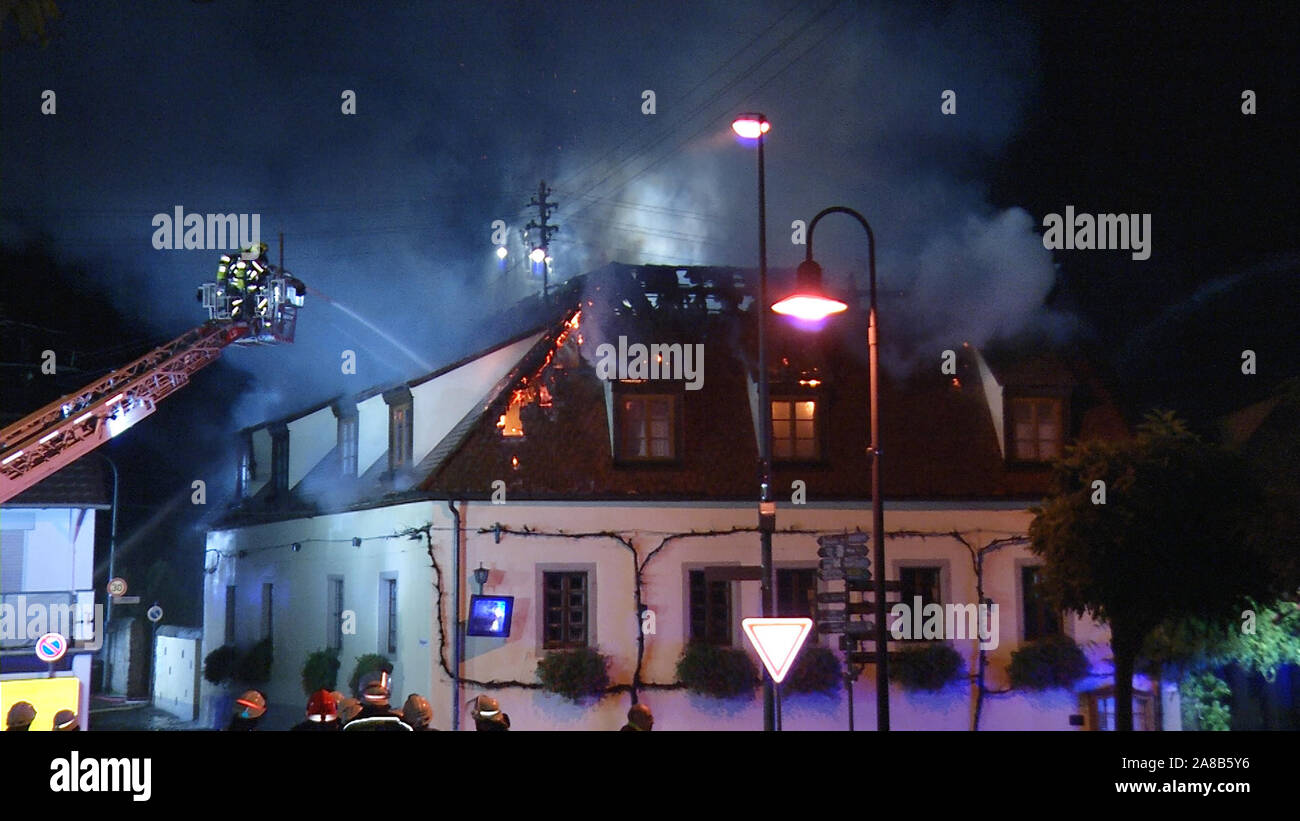 Kallstadt, Deutschland. 07 Nov, 2019. Feuerwehrleute versuchen, ein grosses Feuer in einem Hotel in der Nacht zu löschen. Brach ein Feuer in einem Hotel in Kallstadt am Donnerstag Abend. Die Gäste und sieben Mitarbeiter waren in der Lage, aus dem Gebäude zu entkommen. Einer der Mitarbeiter war im Krankenhaus mit Verdacht auf Rauchvergiftung. Credit: Marco Hanna/Crash 24 Uhr Nachrichten/dpa/Alamy leben Nachrichten Stockfoto