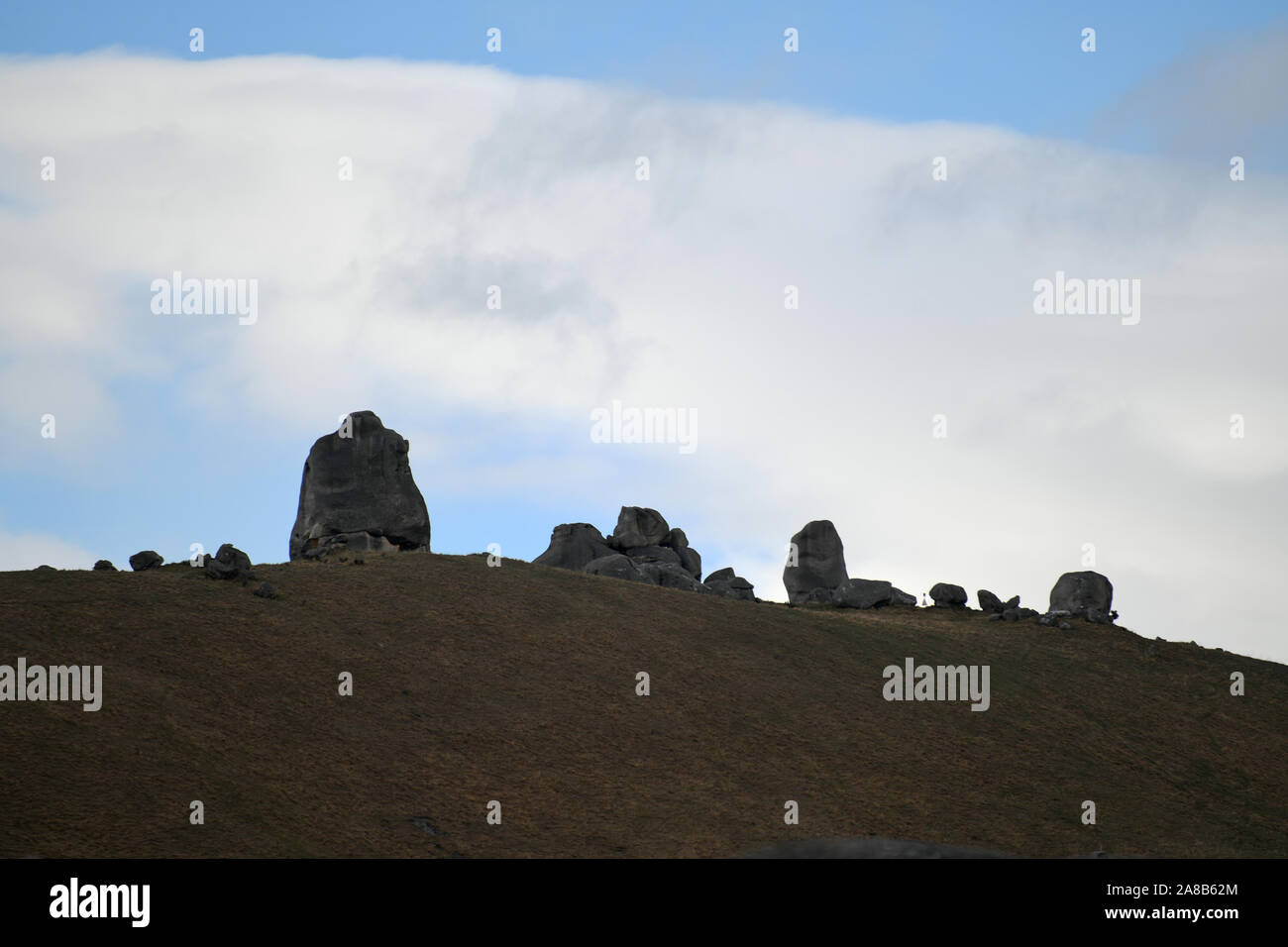 Wolkenformationen wehen über den felsigen Landschaft der Castle Hill, Südinsel, Neuseeland Stockfoto