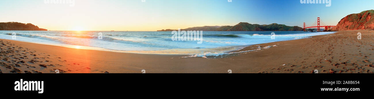 Fußspuren am Strand, Golden Gate Bridge, San Francisco, Kalifornien, USA Stockfoto