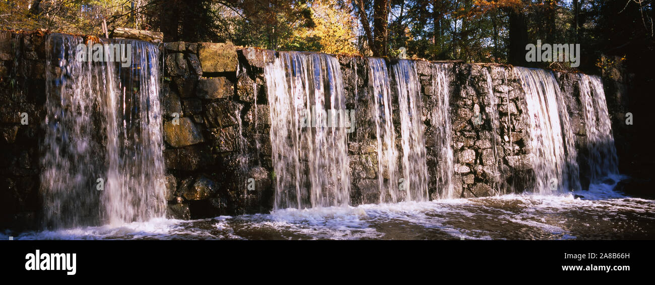 Wasserfall im Wald, Park, Cedarock Alamance County, North Carolina, USA Stockfoto