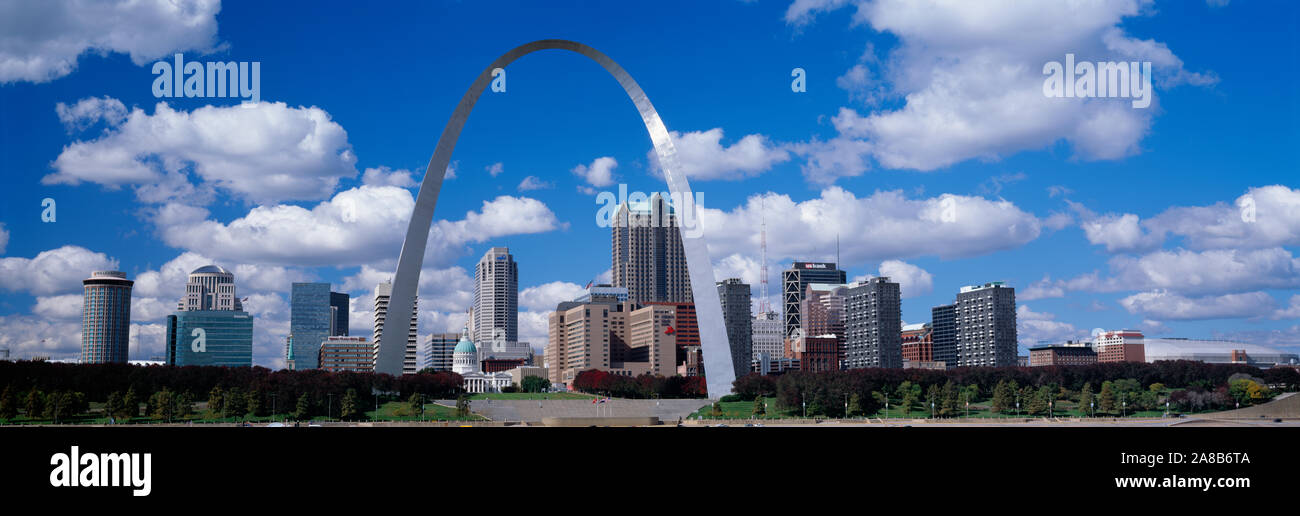 Metal arch vor den Gebäuden, Gateway Arch, St. Louis, Missouri, USA Stockfoto