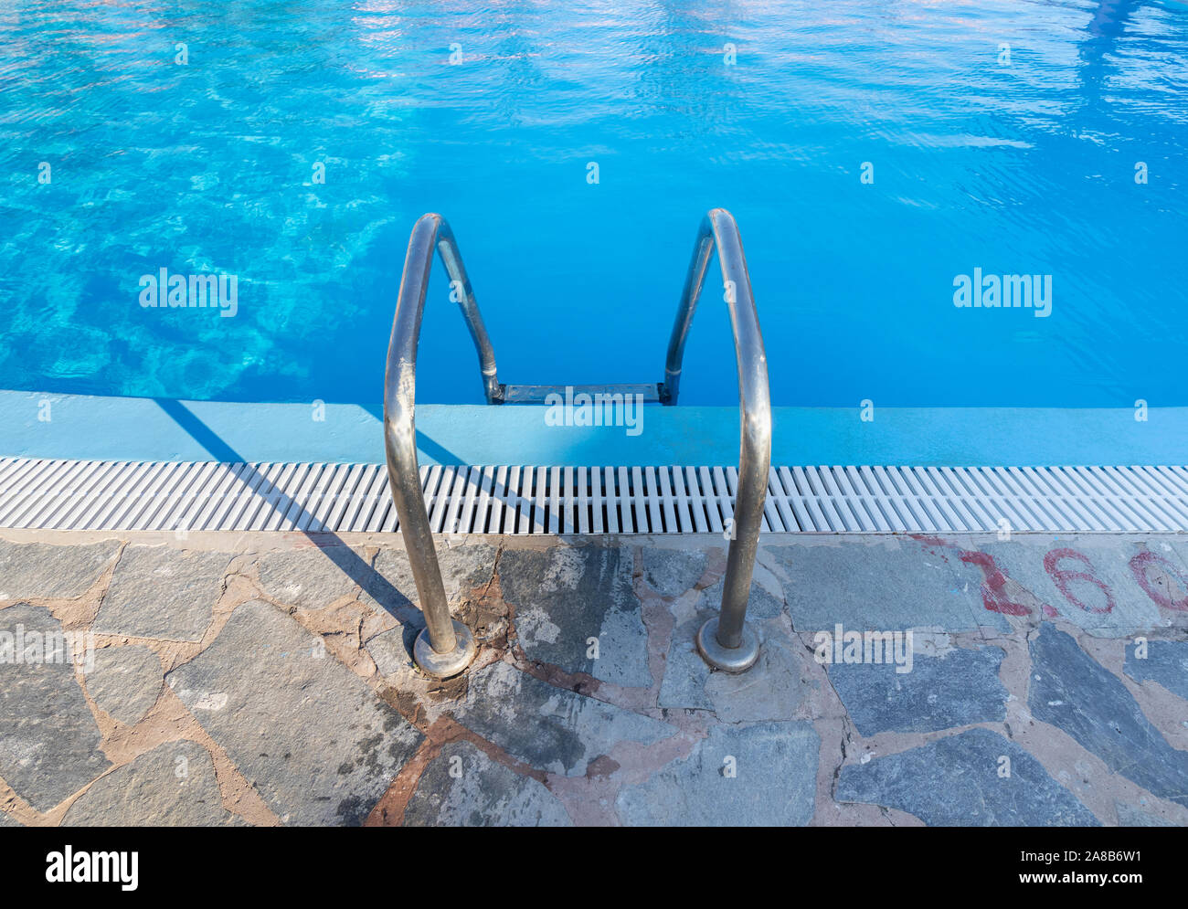 Schwimmbad Leiter in einem blauen Pool auf einem Sommerurlaub Stockfoto