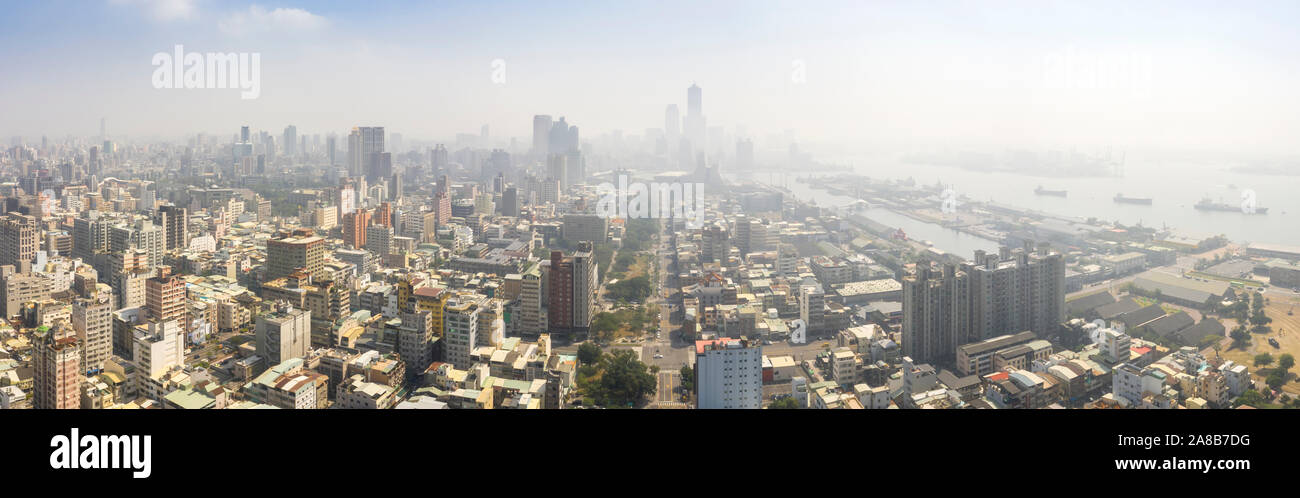 Luftaufnahme der Smog über der Stadt in den Morgen Stockfoto