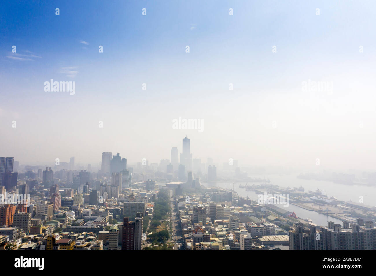 Luftaufnahme der Smog über der Stadt in den Morgen Stockfoto
