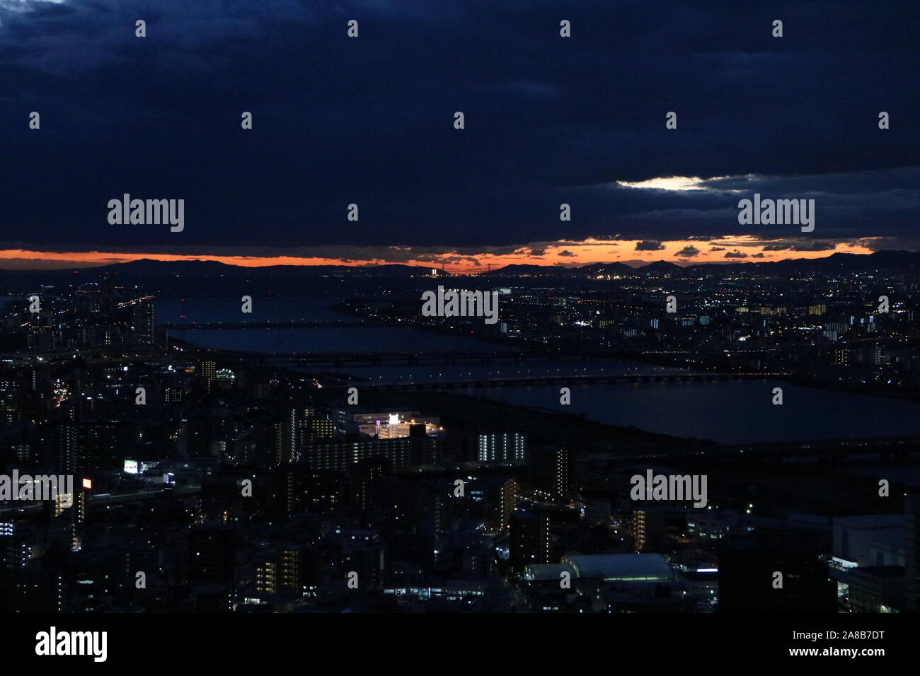 Skyline von Osaka in der Abenddämmerung Stockfoto