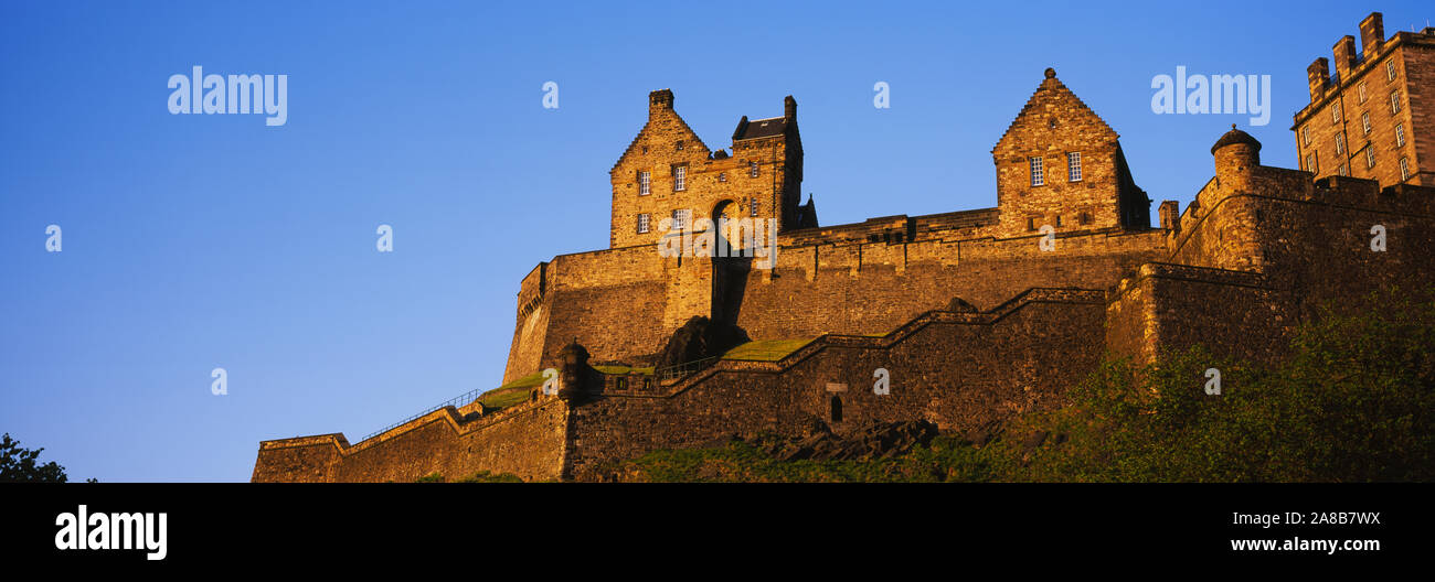 Low Angle View einer Burg, die Burg von Edinburgh, Edinburgh, Schottland Stockfoto