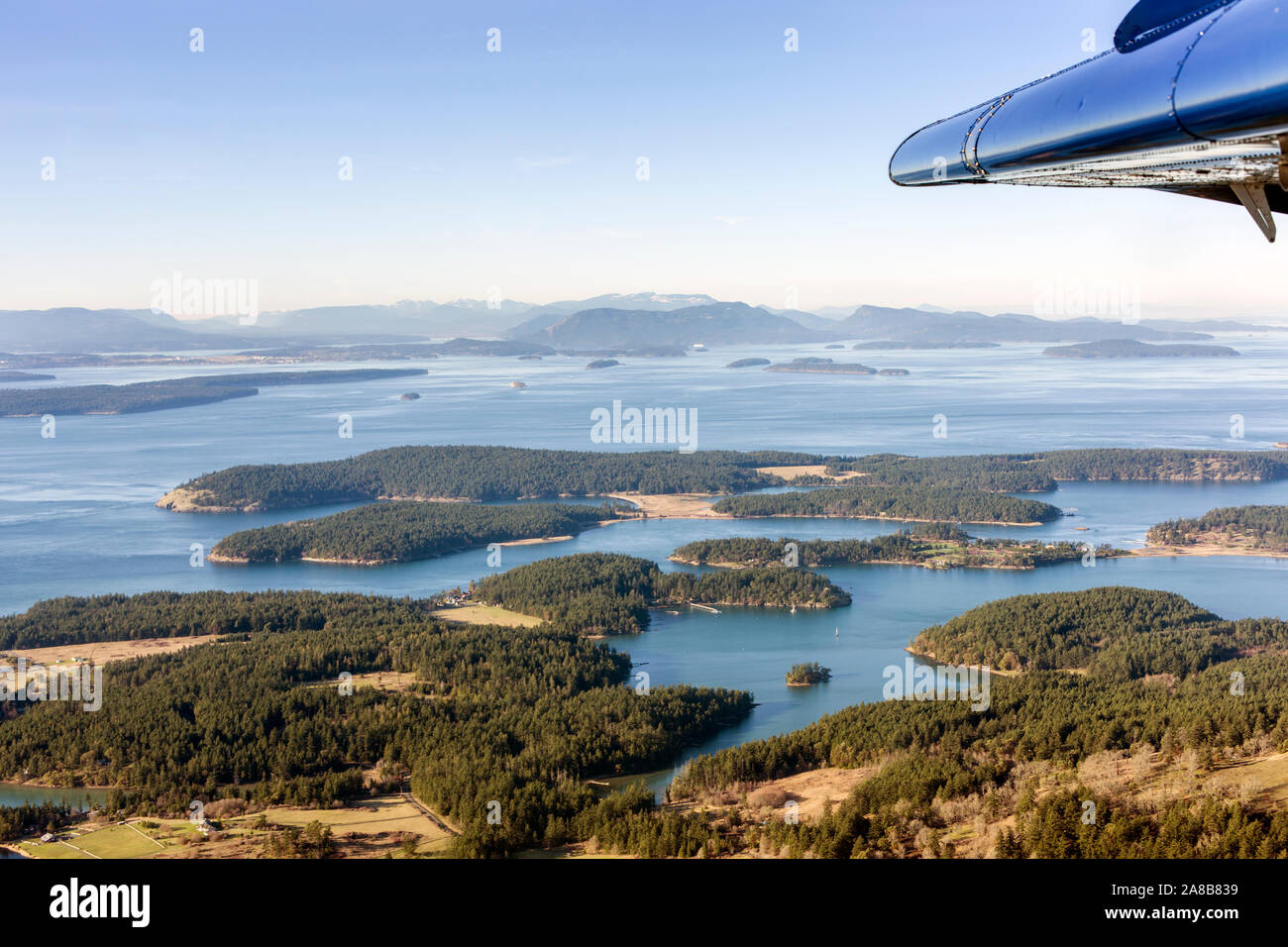 Beeindruckende Luftaufnahme aus einem kleinen Flugzeug über Gulf Islands in der Nähe der Stadt von White Rock fliegen, British Columbia, Kanada, in Richtung der Stadt Victoria Stockfoto
