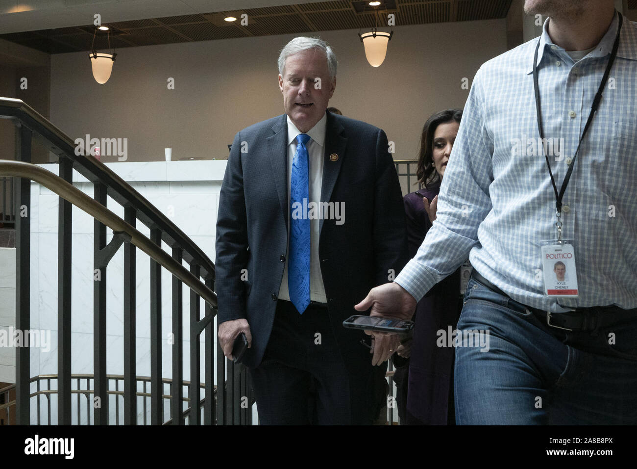 Washington, District of Columbia, USA. 7 Nov, 2019. United States Vertreter Mark Wiesen (Republikaner von North Carolina) fährt die geschlossene Tür Zeugnis von Jennifer Williams, eine nationale Sicherheit Adjutant zum Vice President Mike Pence, auf den US-Kapitol in Washington, DC, USA, am Donnerstag, 7. November 2019. Credit: Stefani Reynolds/CNP Credit: Stefani Reynolds/CNP/ZUMA Draht/Alamy leben Nachrichten Stockfoto