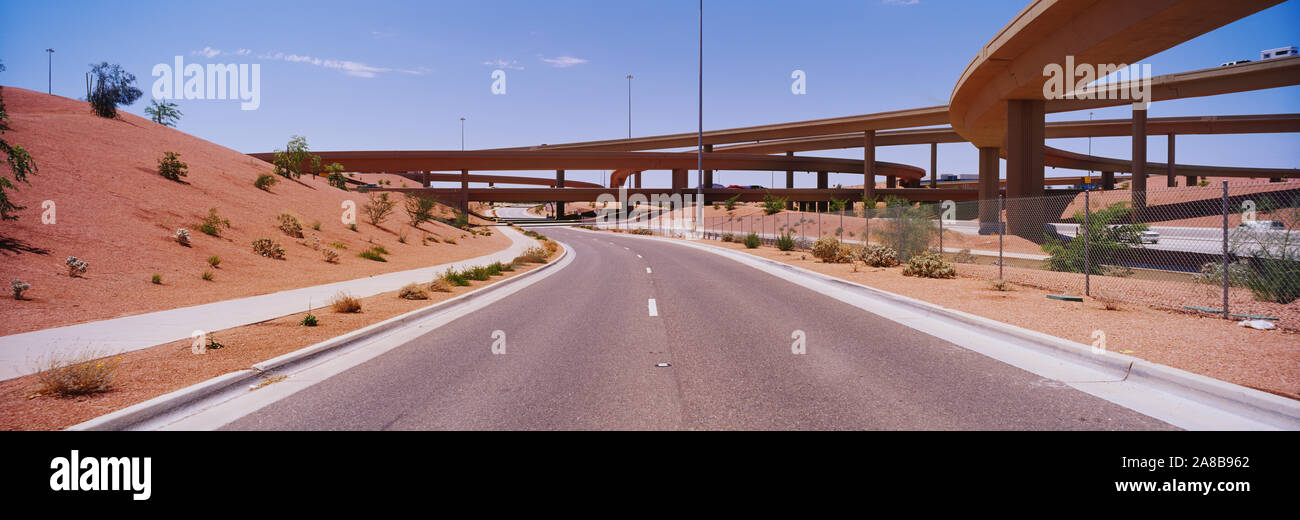 Straße durch eine Landschaft, Phoenix, Arizona, USA Stockfoto