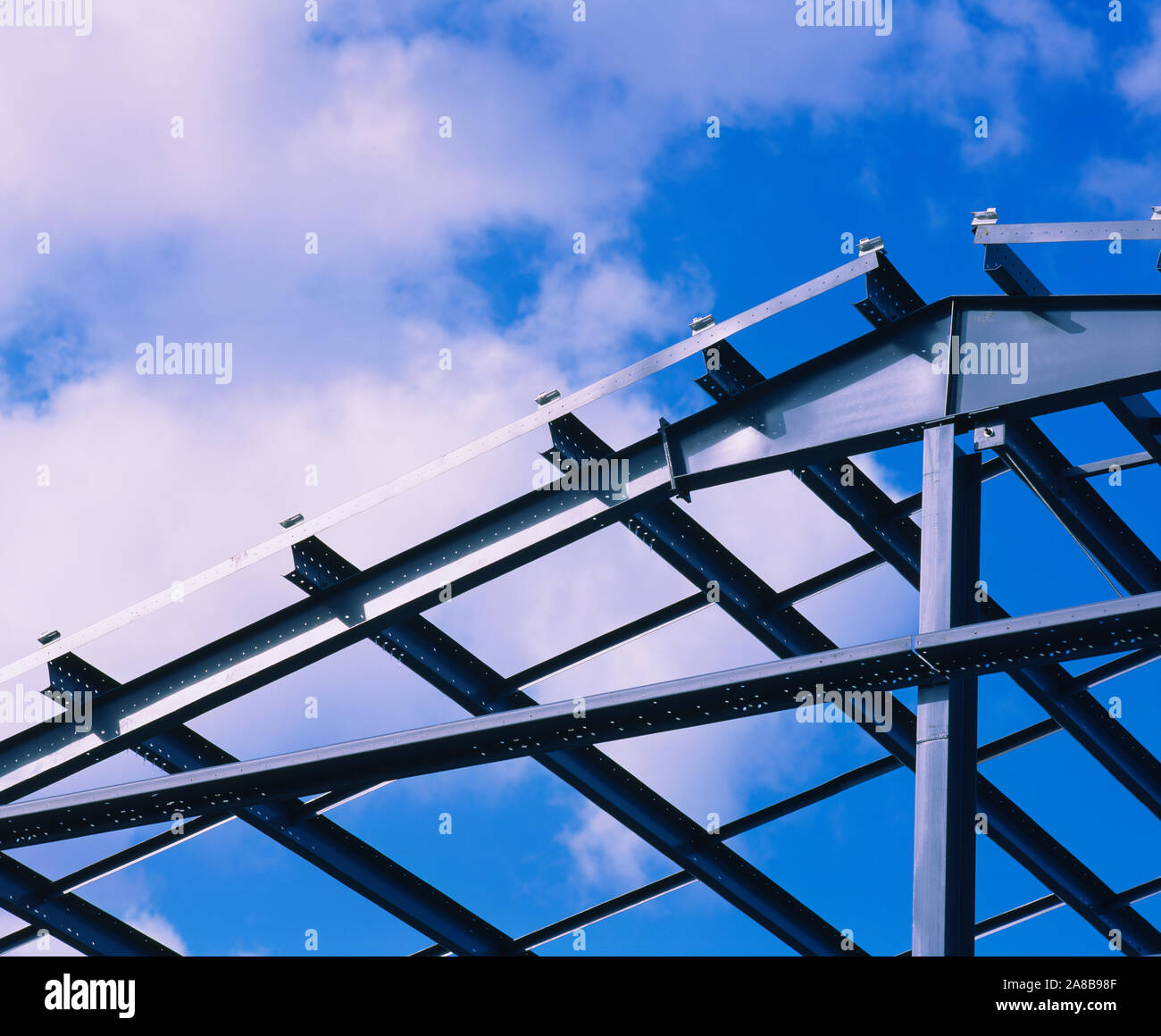 Low Angle View aus Stahl Rahmen für ein Lager im Bau, USA Stockfoto