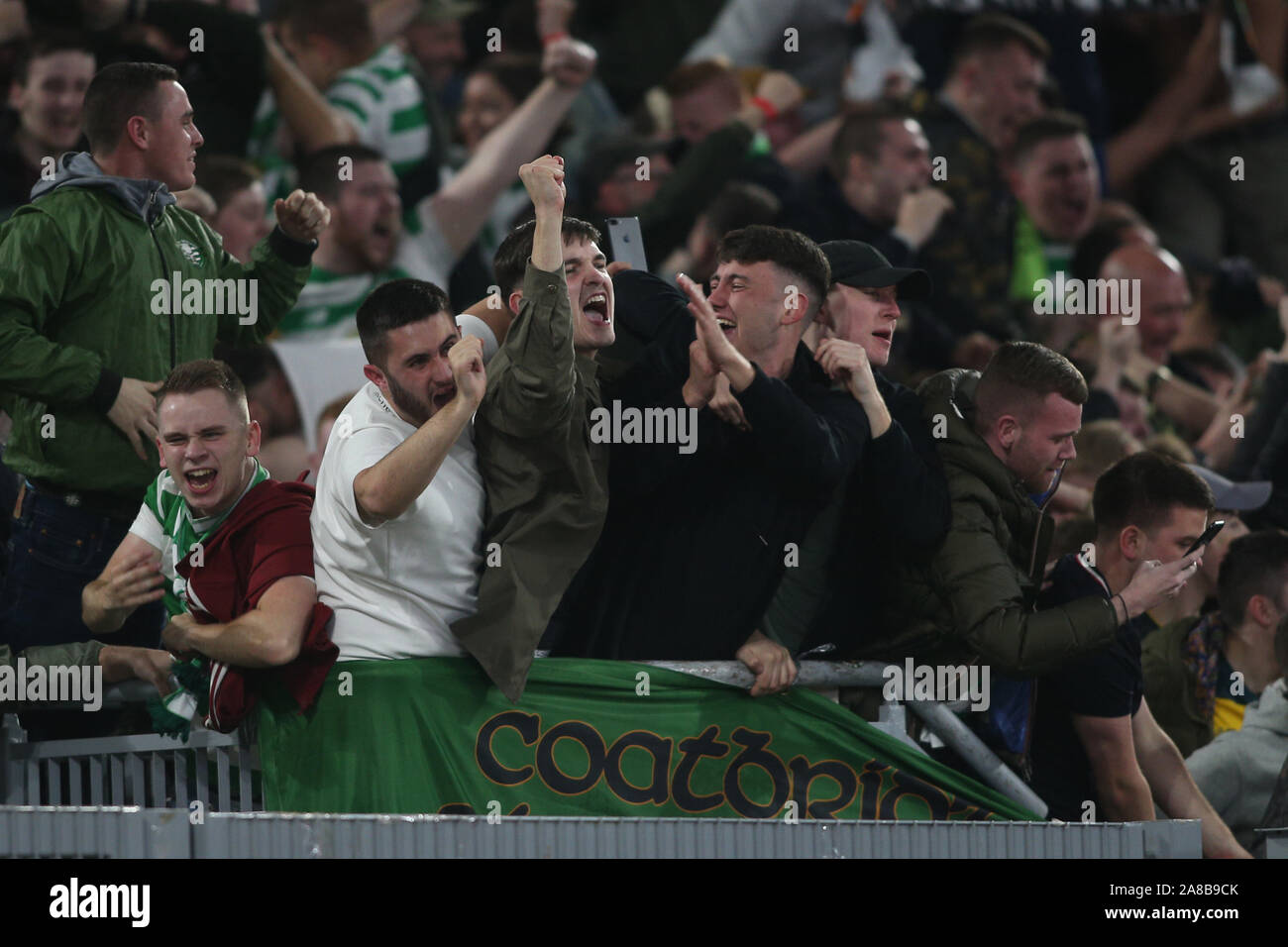 Rom, Italien. 07 Nov, 2019. Rom, Italien, 07. November 2019: Celtic Fans feiert Sieg in der UEFA Europa League Gruppe E Fußballspiel zwischen SS Lazio und Celtic Glasgow, im Olympiastadion in Rom. Credit: Unabhängige Fotoagentur/Alamy leben Nachrichten Stockfoto