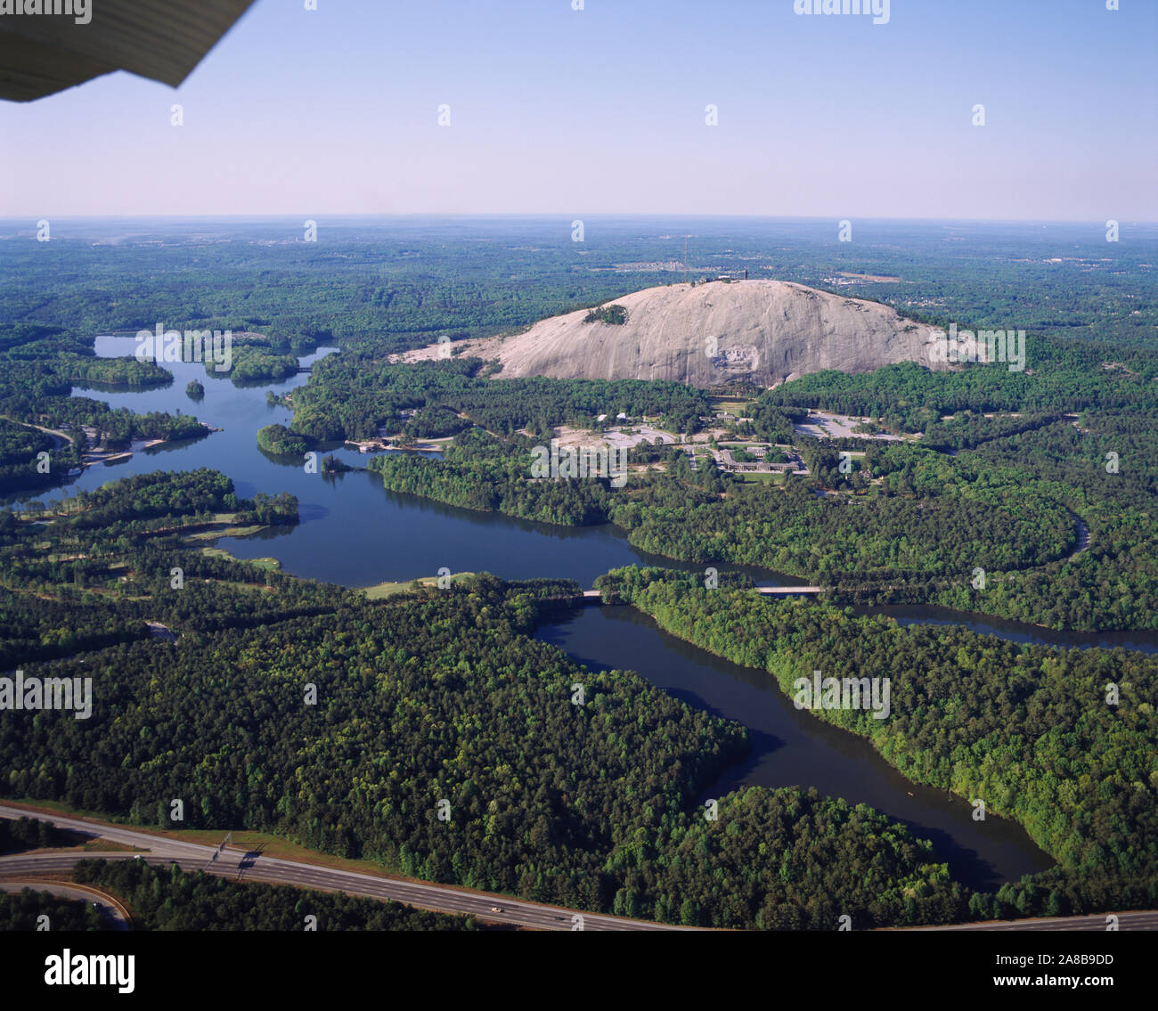 Hohe Betrachtungswinkel eines Flusses durch Landschaft, Stone Mountain, Atlanta, Georgia, USA Stockfoto