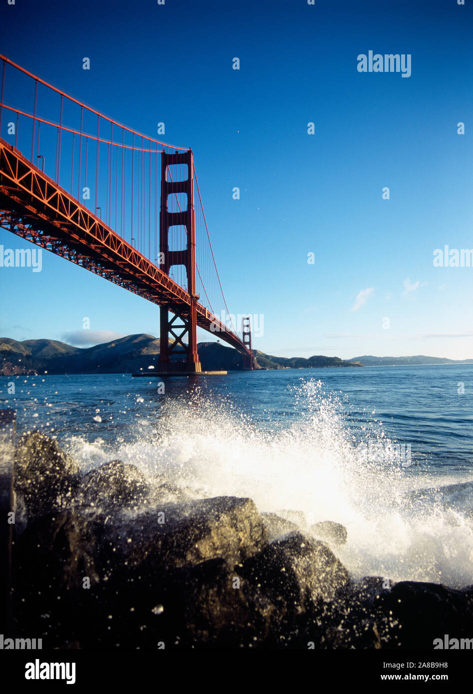 Low Angle View einer Brücke über das Meer, die Golden Gate Bridge, San Francisco, Kalifornien, USA Stockfoto