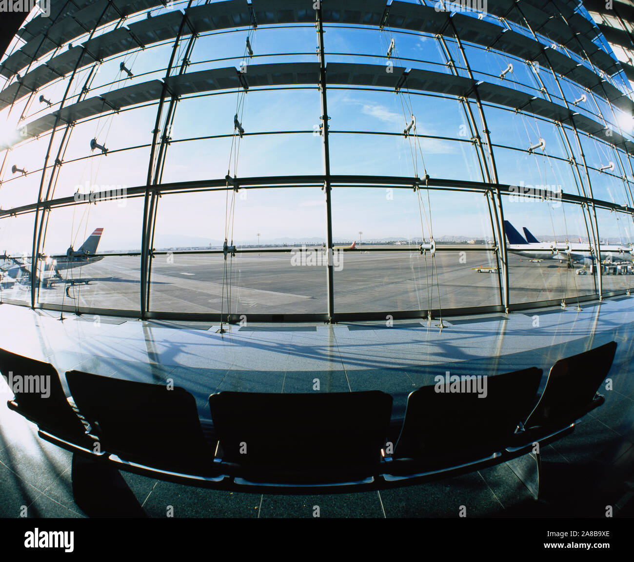 Silhouette der leeren Stühle auf einem Flughafen McCarran International Flughafen, Las Vegas, Nevada, USA Stockfoto