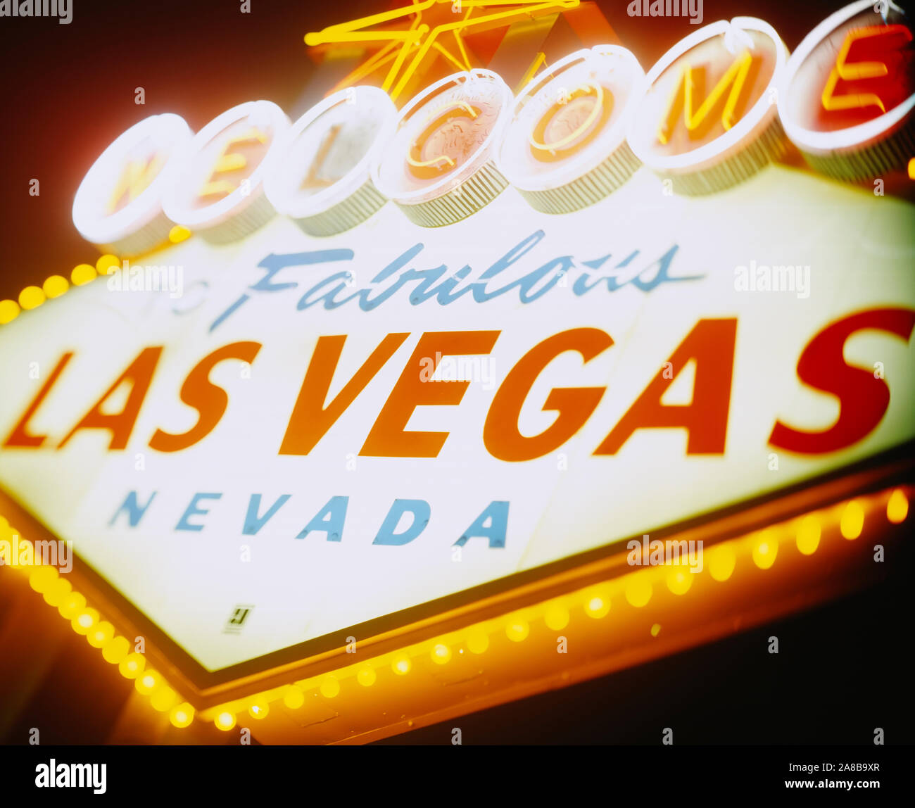 Niedrigen Winkel Blick auf ein Willkommen Zeichen leuchtet in der Nacht, Las Vegas, Nevada, USA Stockfoto