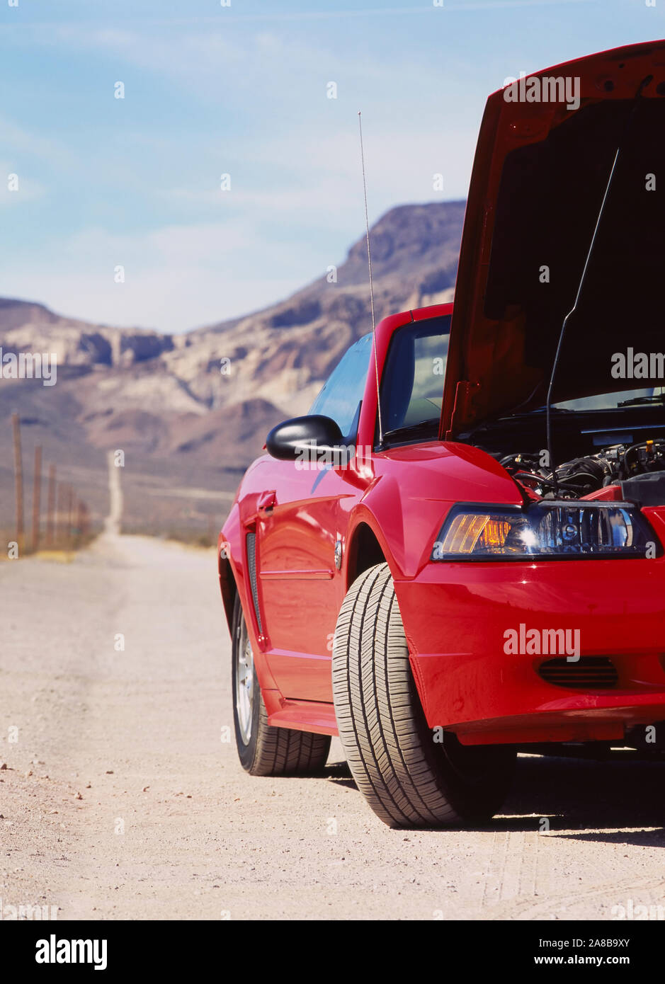 Unten gebrochen Auto auf einer Schotterstraße, Route 66, Las Vegas, Nevada, USA Stockfoto