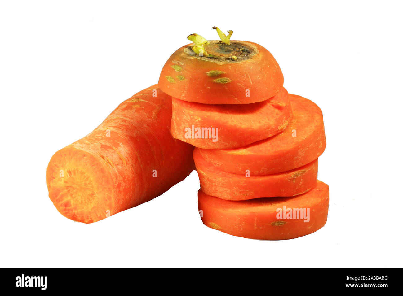 In Scheiben geschnittene Orange Karotte isoliert auf weißem Hintergrund. Stockfoto