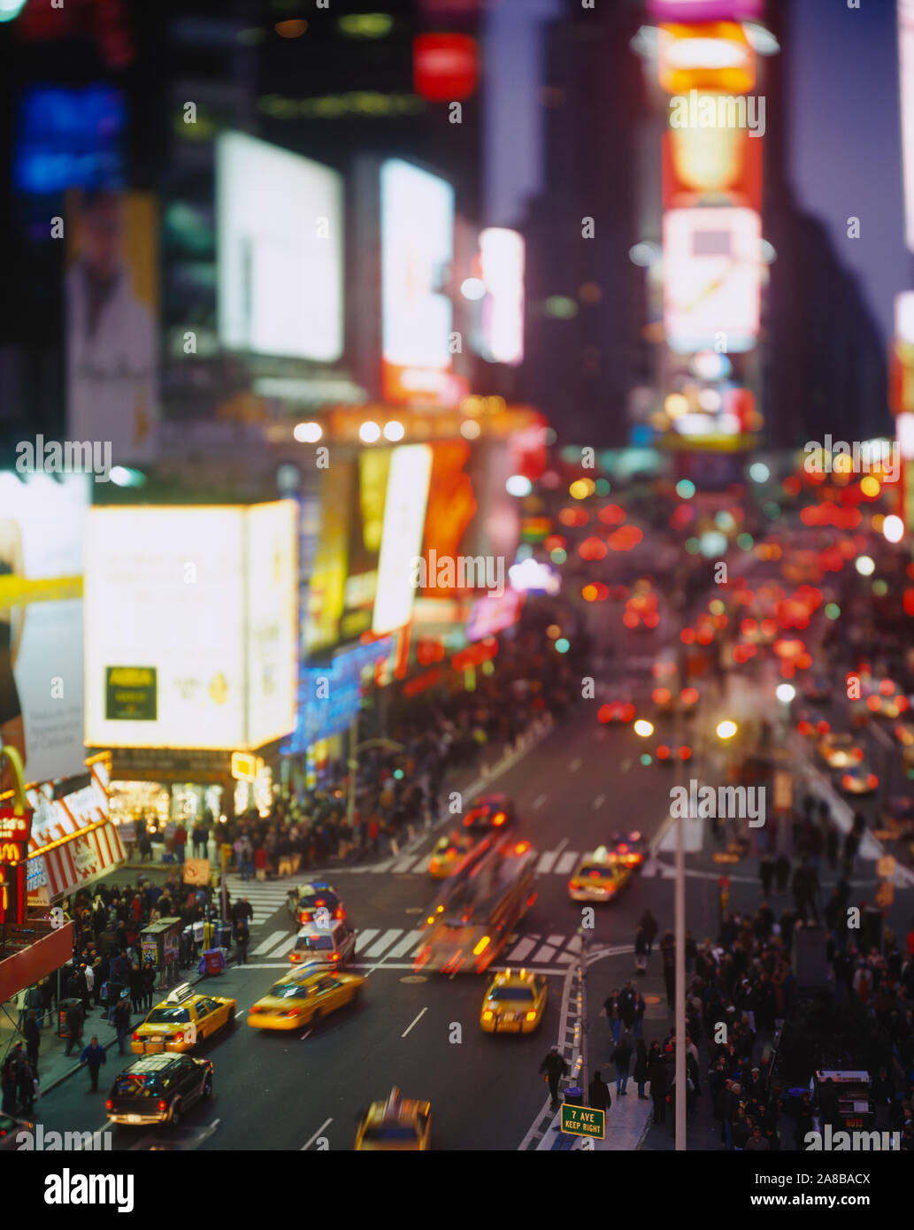 Hohe Betrachtungswinkel und der Verkehr auf einer Straße in einer Stadt, Times Square, Manhattan, New York City, New York State, USA Stockfoto