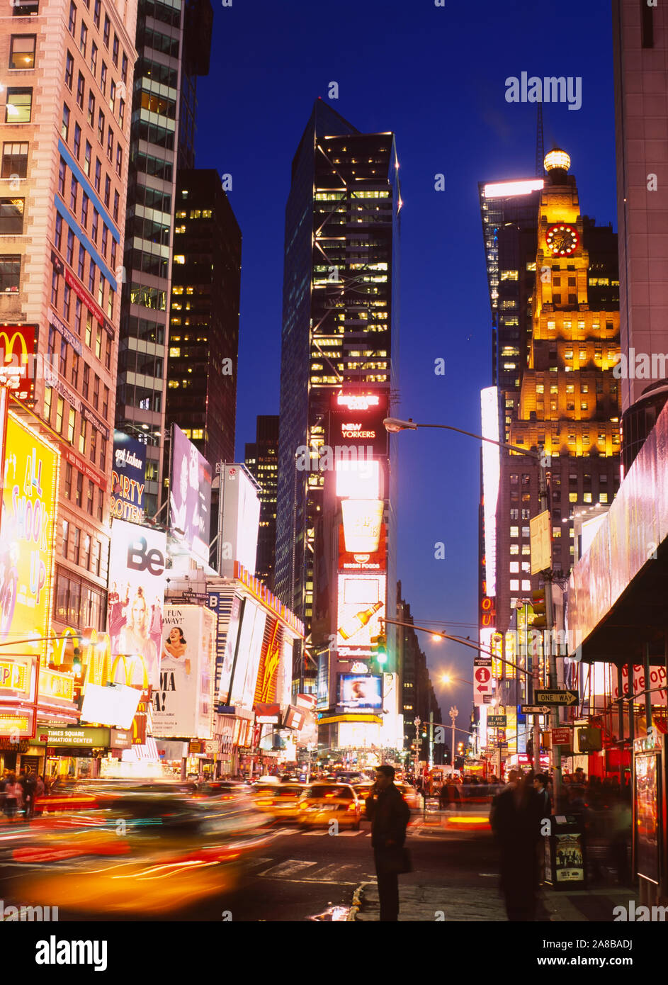 Gebäude in einer Stadt leuchtet in der Dämmerung, Times Square, Manhattan, New York City, New York State, USA Stockfoto