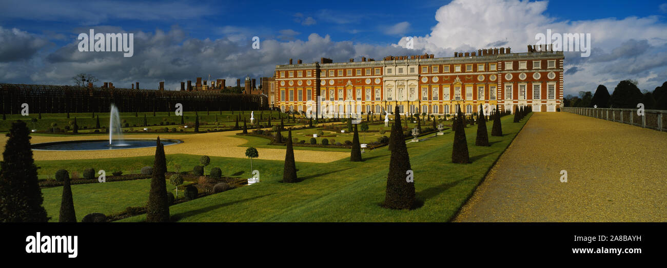 Formale Garten vor einem Palast, Hampton Court Palace, London, England Stockfoto