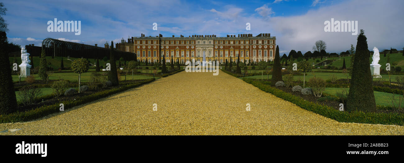 Formale Garten vor einem Palast, Hampton Court Palace, London, England Stockfoto
