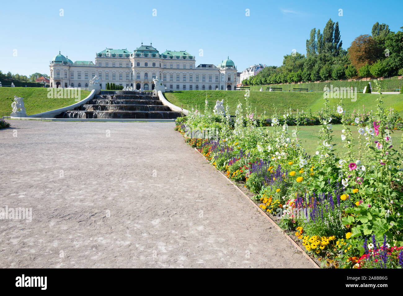 Wien, Österreich - 30. JULI 2014: Der Brunnen und Garten von Schloss Belvedere am Morgen. Stockfoto