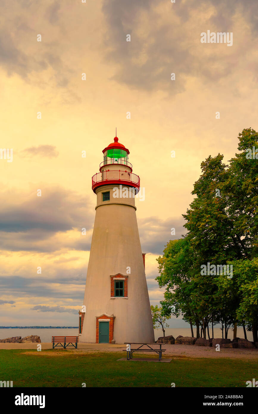 Marblehead Lighthouse State Park am Erie See, Marblehead, Ohio, im Herbst, mit grüne Signalleuchte leuchtet Goldenen Stunde, wie die Sonne untergeht, September 2018 Stockfoto