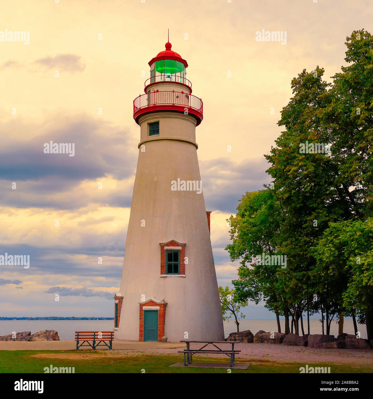 Marblehead Lighthouse State Park am Erie See, Marblehead, Ohio, im Herbst, mit grüne Signalleuchte leuchtet Goldenen Stunde, wie die Sonne untergeht, September 2018 Stockfoto