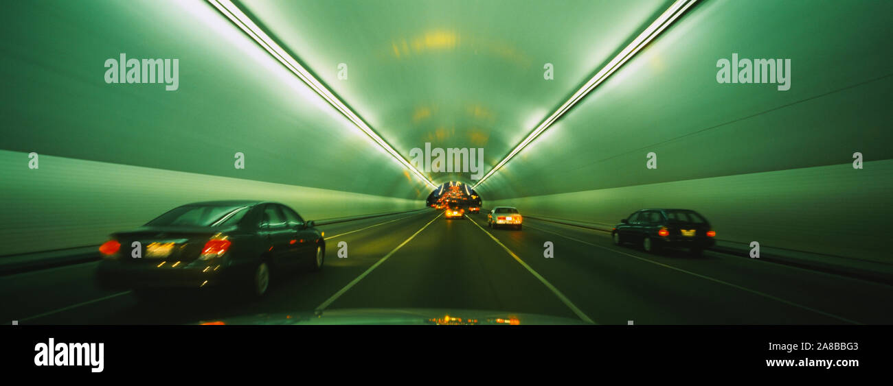 Fahrzeuge durch einen Tunnel, die Bay Bridge, San Francisco, Kalifornien, USA Stockfoto