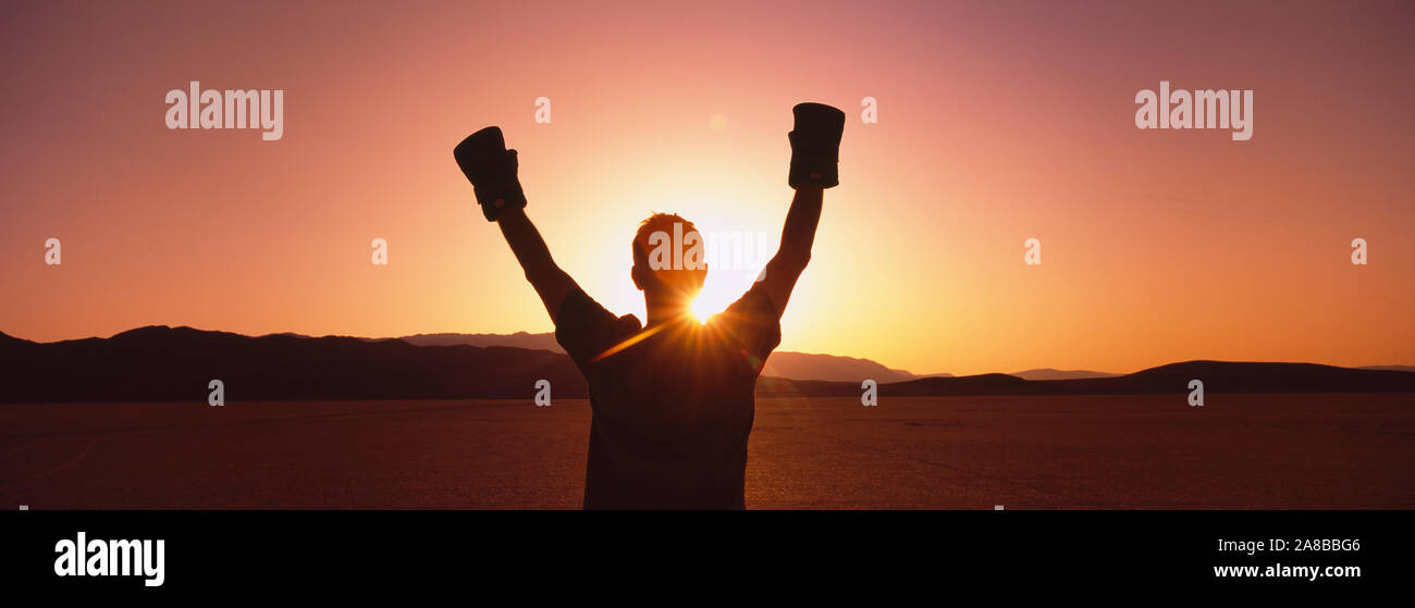Silhouette einer Person boxhandschuh in der Wüste, in der Dämmerung, Black Rock Desert, Nevada, USA Stockfoto