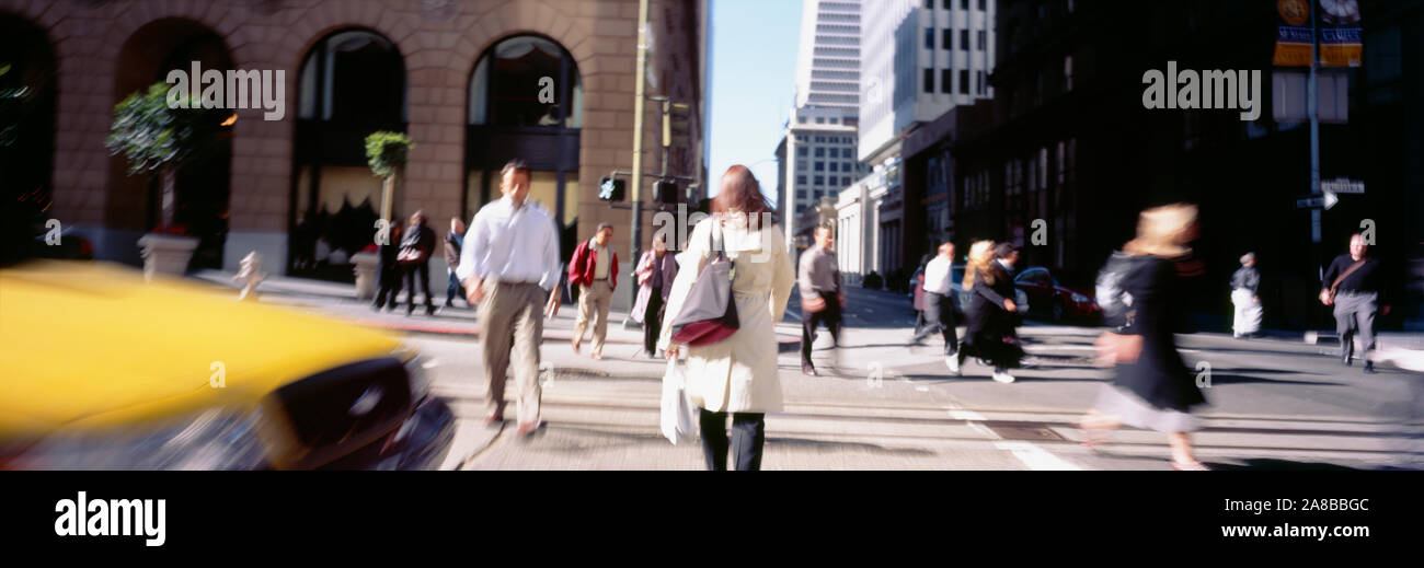 Gruppe von Menschen, die Straße zu überqueren, San Francisco, Kalifornien, USA Stockfoto
