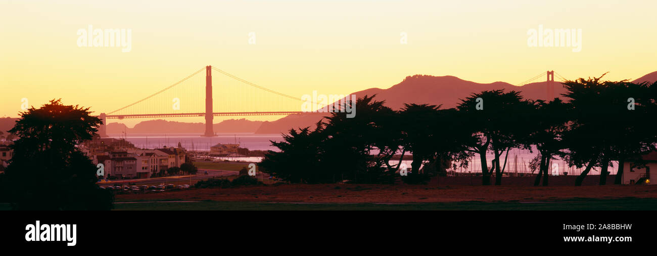 Silhouette einer Brücke in der Dämmerung, Golden Gate Bridge, San Francisco, Kalifornien, USA Stockfoto