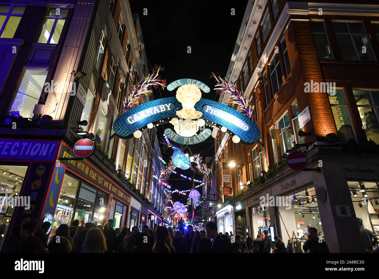 Die Massen verpackt Carnaby Street zu sehen, Ronnie Wood die Lichter einschalten. Das Thema in diesem Jahr ist die Umwelt von Project Zero. Sie sind ein Ozean Erhaltung der Liebe und Sie erstellt eine umweltfreundliche Display. Alle Dekorationen sind aus recyceltem Material hergestellt. Stockfoto